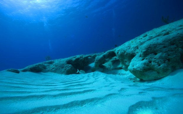 Έτσι θα στράγγιζαν οι ωκεανοί αν άνοιγε μία τρύπα στο πιο βαθύ σημείο (βίντεο)